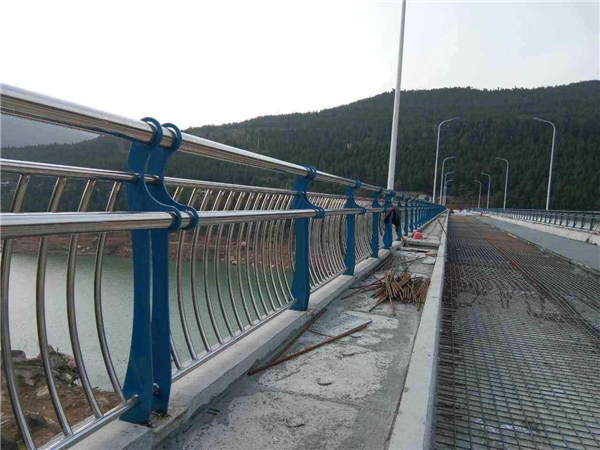 固原不锈钢桥梁护栏的特点及其在桥梁安全中的重要作用