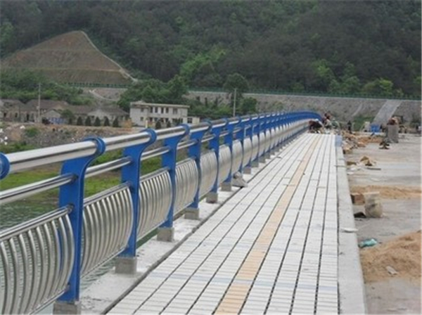 固原不锈钢桥梁护栏的特性及其在现代建筑中的应用